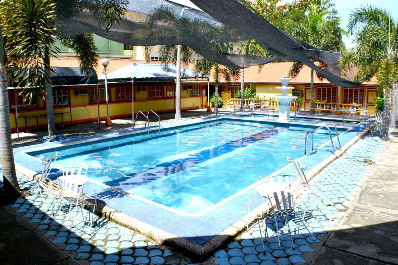 Rufina'S Leisure Center Hotell Tagum Exteriör bild