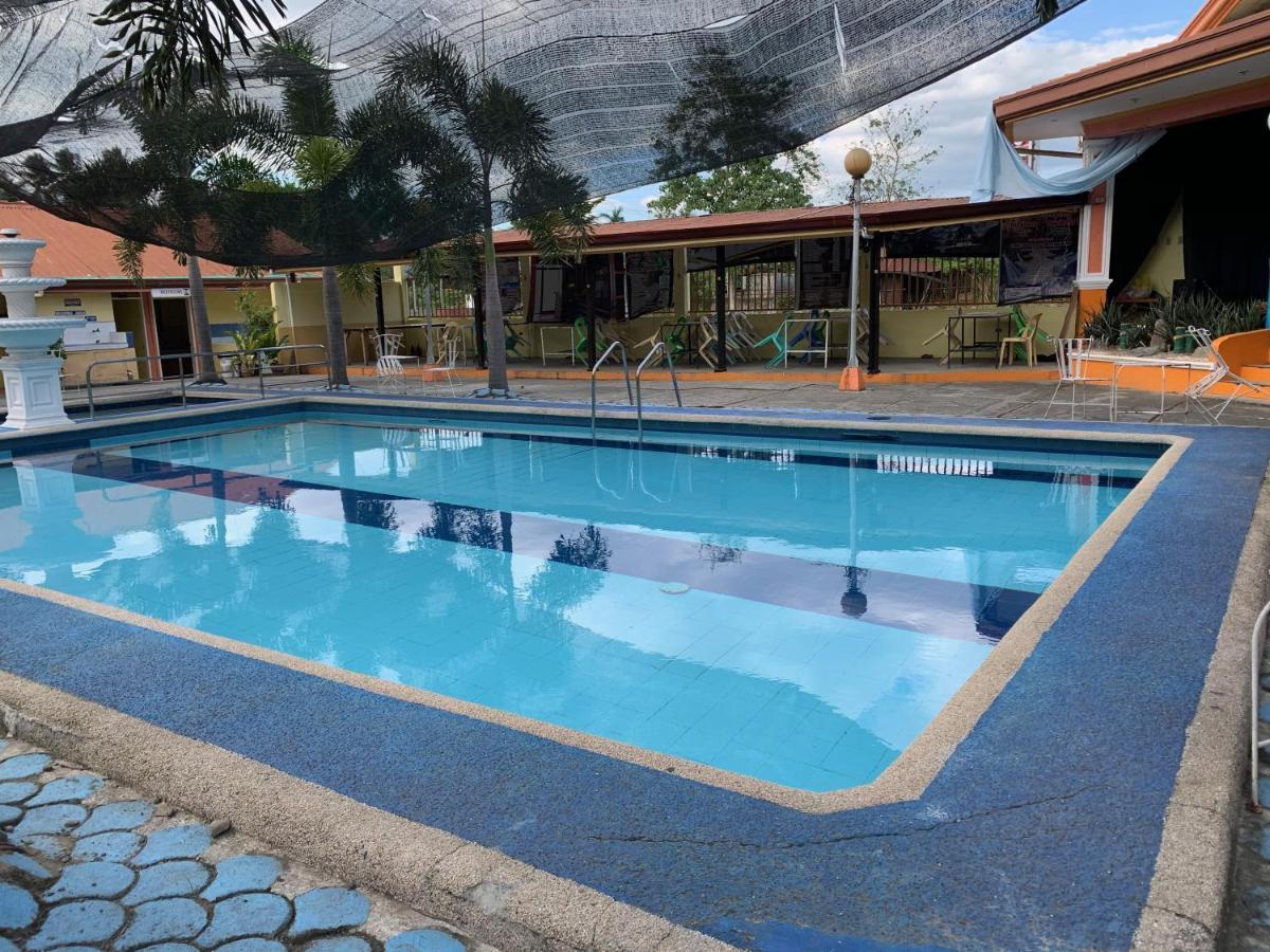 Rufina'S Leisure Center Hotell Tagum Exteriör bild