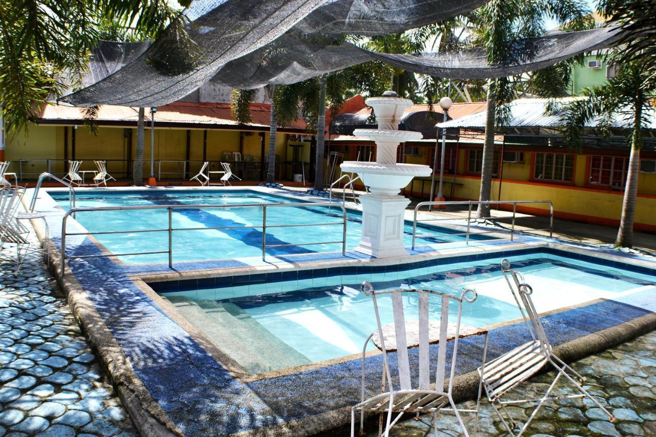 Rufina'S Leisure Center Hotell Tagum Exteriör bild